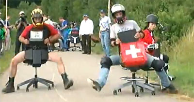 Carrera de sillas de oficina.