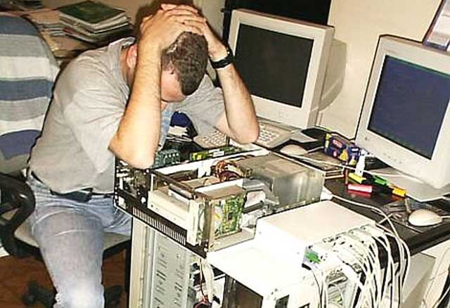 Foto de un sysadmin real pensando que hacer después de que se le llenó un disco, borró el log y ahora no le funciona nada.